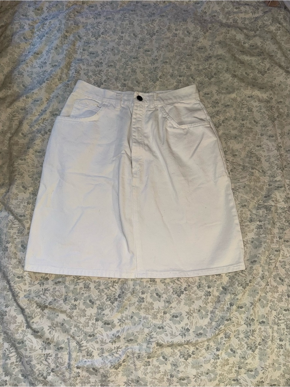 White Skirt with Front Seam and Pockets